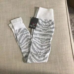 NUX Gray and White Patterned Leggings NWT